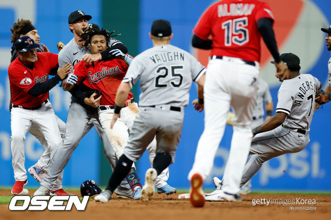 [사진] 클리블랜드 가디언스와 시카고 화이트삭스 선수들이 난투극을 벌이고 있다. ⓒGettyimages(무단전재 및 재배포 금지)