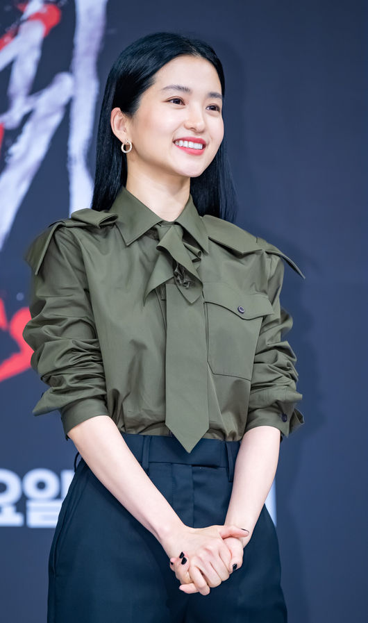 23일 오후 서울 양천구 SBS 사옥에서 SBS 금토드라마 ‘악귀’ 제작발표회가 열렸다. 배우 김태리가 입장하며 포즈를 취하고 있다. 2023.06.23 /rumi@osen.co.kr