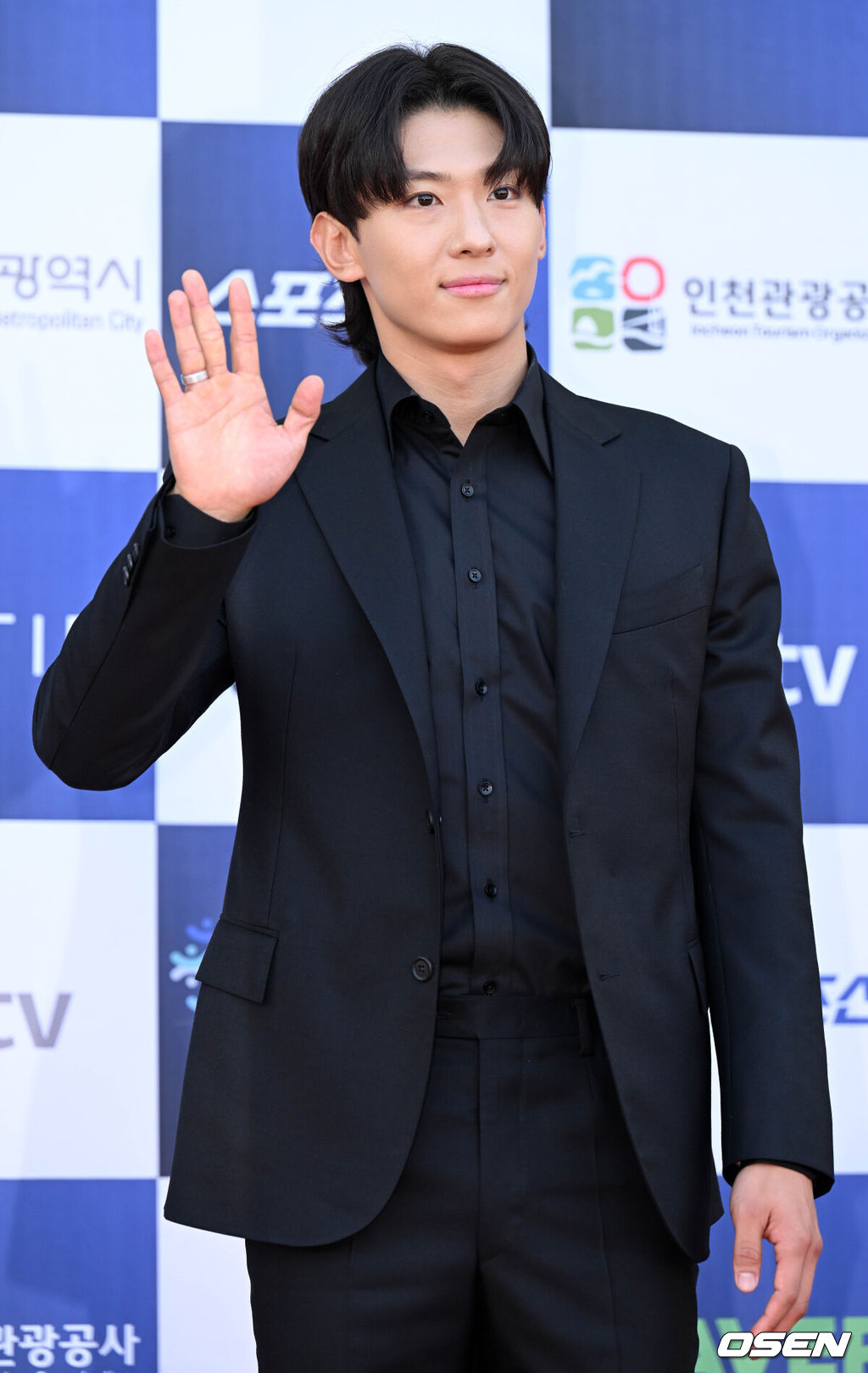 19일 인천 영종도 파라다이스시티에서 제2회 청룡시리즈어워즈 레드카펫 및 포토월 행사가 열렸다.방송인 덱스가 레드카펫을 밞으면 포즈를 취하고 있다. 2023.07.19 /cej@osen.co.kr
