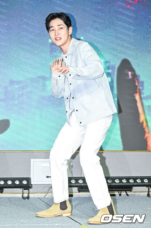 딘딘이 포즈를 취하고 있다.  2023.08.08  / soul1014@osen.co.kr