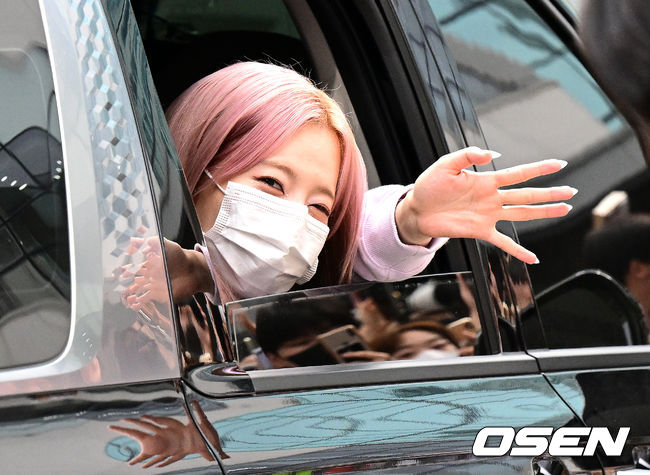 소녀시대 써니가 사전녹화를 마치고 이동하며 팬들에 인사를 하고 있다. 2022.08.19 /jpnews@osen.co.kr