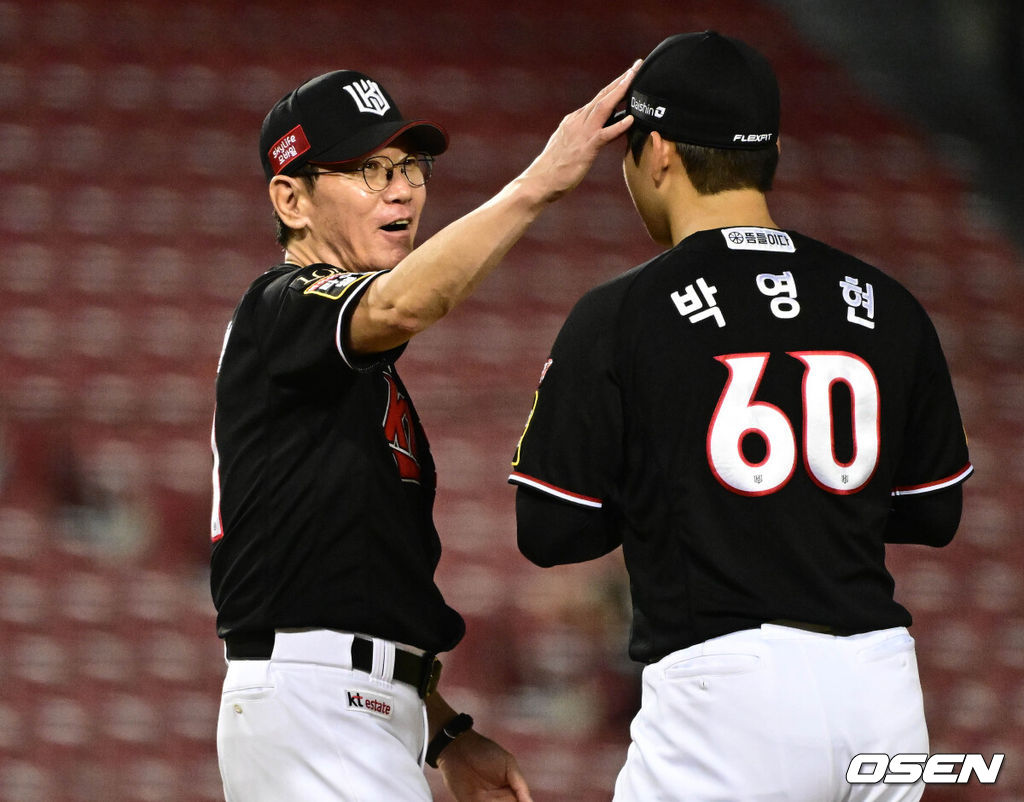KT 이강철 감독이 마운드에 올라 박영현을 다독이고 있다. / OSEN DB