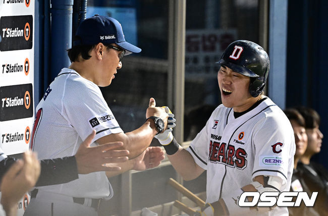 4회말 2사 2루에서 두산 허경민이 3루타를 날리고 실책을 틈타 홈까지 내달리며 득점에 성공했다. 이승엽 감독과 하이파이브하는 허경민. 2023.08.08 /