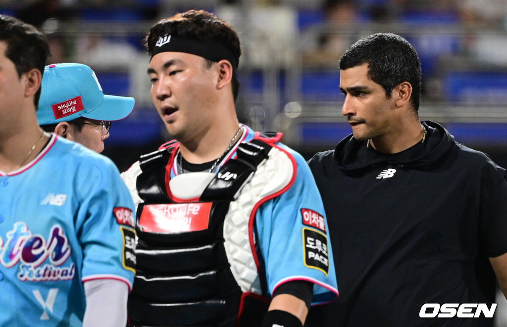 KT가 한화를 대파하고 최근 9승1패의 상승세를 이어갔다. KT는 8일 수원 KT위즈파크에서 열린 2023 KBO리그 한화와의 경기에서 7-2로 승리했다. KT 타선은 15안타를 폭발시키며 완승을 거뒀다. 선발 투수 쿠에바스는 7이닝 5피안타 8탈삼진 1실점으로 시즌 5승째를 기록했다. 경기를 마치고 승리투수 KT 쿠에바스와 이강철 감독이 인사를 나누고 있다. 2023.08.08 / dreamer@osen.co.kr