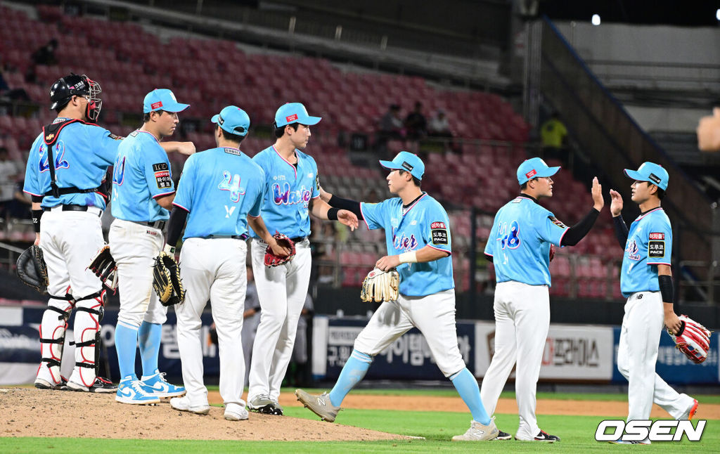 KT가 한화를 대파하고 최근 9승1패의 상승세를 이어갔다. KT는 8일 수원 KT위즈파크에서 열린 2023 KBO리그 한화와의 경기에서 7-2로 승리했다. KT 타선은 15안타를 폭발시키며 완승을 거뒀다. 선발 투수 쿠에바스는 7이닝 5피안타 8탈삼진 1실점으로 시즌 5승째를 기록했다. 경기를 마치고 승리한 KT 선수들이 하이파이브를 나누고 있다. 2023.08.08 / dreamer@osen.co.kr