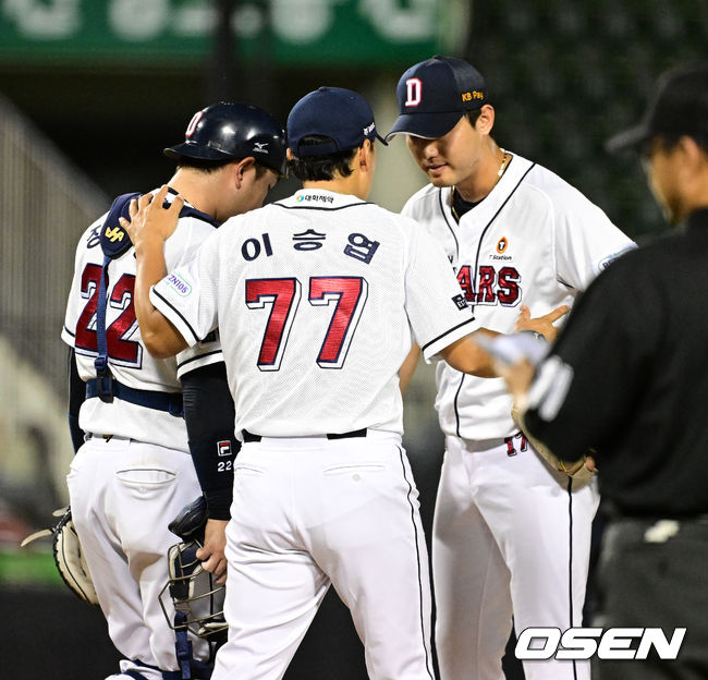 9회초 2사 1루에서 두산 이승엽 감독이 마운드에 올라 장승현, 홍건희를 격려하고 있다. 2023.08.08 /jpnews@osen.co.kr