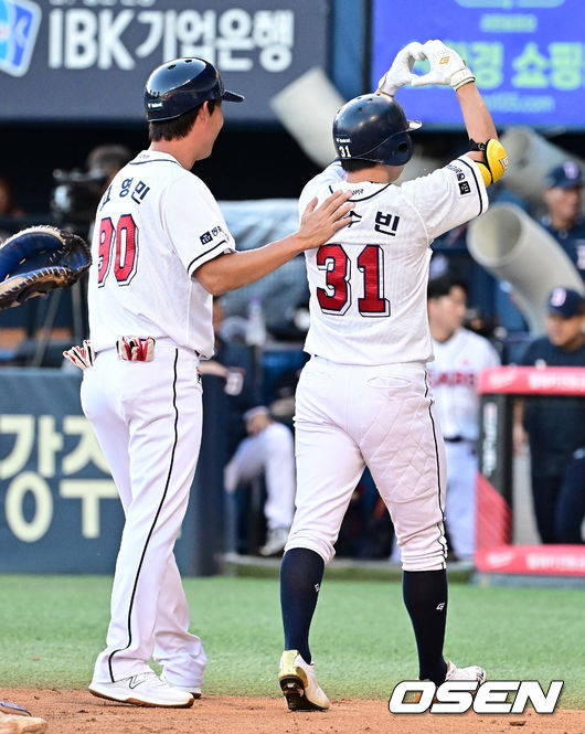 1회말 무사에서 두산 정수빈이 선두타자 홈런을 날리며 기뻐하고 있다. 2023.08.08 /jpnews@osen.co.kr