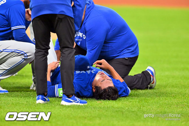 [사진] 토론토 류현진이 타구에 무릎을 맞고 쓰러졌다. ⓒGettyimages(무단전재 및 재배포 금지)