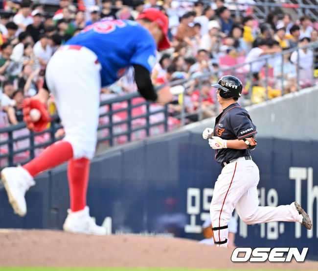 6일 오후 광주-기아챔피언스필드에서 ‘2023 신한은행 SOL KBO리그’ KIA 타이거즈와 한화 이글스 경기가 열렸다.4회초 한화 선두타자 노시환이 우월 동점 솔로 홈런을 때린 후 그라운드를 돌고 있다. 2023.08.06 / rumi@osen.co.kr