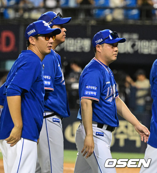 경기를 마치고 삼성 박진만 감독과 이병규, 손주인 코치가 그라운드를 나서고 있다. 2023.08.09 /jpnews@osen.co.kr