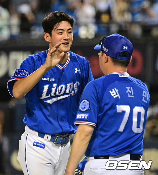 경기를 마치고 삼성 구자욱이 박진만 감독과 승리를 기뻐하고 있다. 2023.08.09 /jpnews@osen.co.kr