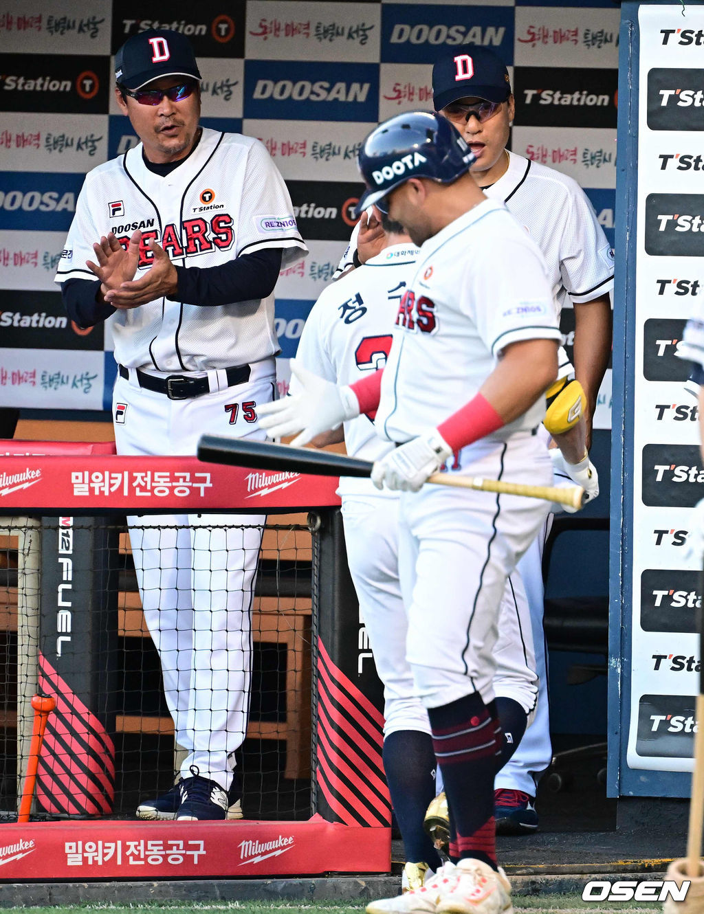 이승엽 감독, 김한수 수석코치의 축하