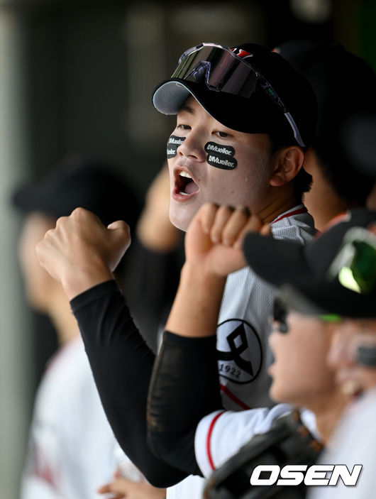 21일 서울 목동야구장에서 제78회 청룡기 전국고교야구선수권대회 겸 주말리그 왕중왕전 16강전 마산용마고와 비봉고의 경기가 열렸다. 2회말 마산용마고 장현석이 열띤 응원을 펼치고 있다.  2023.07.21 / ksl0919@osen.co.kr