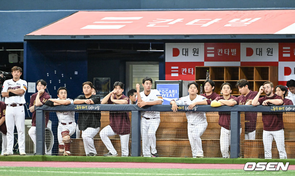 10일 오후 서울 고척스카이돔이에서 2023 신한은행 SOL KBO리그 키움 히어로즈와 롯데 자이언츠의 경기가 진행됐다. 키움 선수들이 9회말 어두운 표정으로 경기를 지켜보고 있다. 키움은 이날 패배하며 경기가 없었던 삼성에 9위(40승 1무 56패)를 내주고 최하위(42승 3무 59패)로 떨어졌다. 키움이 최하위로 떨어진 것은 2021년 4월 27일 이후 835일 만이다. 2023.08.10  / soul1014@osen.co.kr