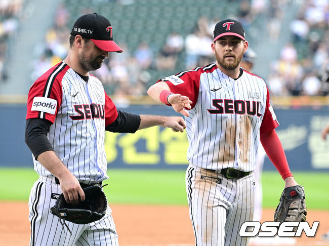 18일 서울 잠실야구장에서 ‘2023 신한은행 SOL KBO리그’ LG 트윈스와 두산 베어스의 경기가 열렸다.6회초 두산 공격을 무실점으로 막아낸 LG 선발 플럿코가 더그아웃으로 향하며 오스틴과 인사를 나누고 있다. 2023.06.18 / dreamer@osen.co.kr