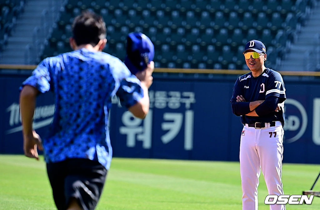 이승엽 감독을 향해 반갑게 달려오는 구자욱