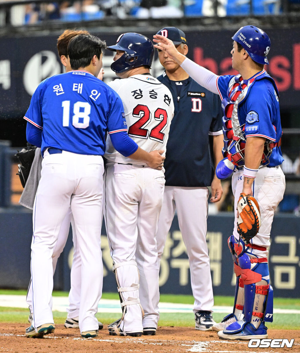 9일 오후 서울 잠실야구장에서 ‘2023 신한은행 SOL KBO리그’ 두산 베어스와 삼성 라이온즈의 경기가 열렸다.3회말 1사에서 두산 장승현이 삼성 원태인의 투구에 팔목 부위를 맞았다. 원태인과 강민호가 1루로 향하는 장승현에게 미안함을 전하고 있다. 2023.08.09 /jpnews@osen.co.kr