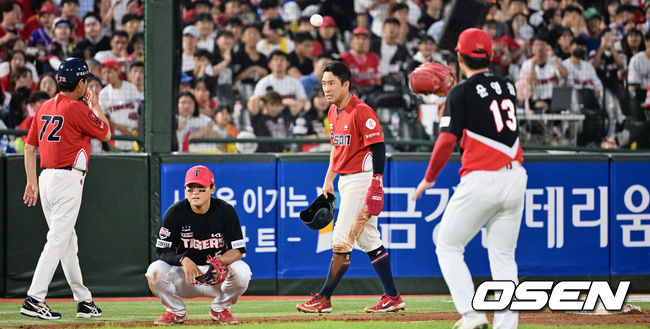 롯데 자이언츠 전준우가 4회말 1사 1,2루 구드럼 타석때 3루 도루를 시도했으나 비디오 판독 끝에 아웃되고 아쉬워하고 있다. 2023.08.12 / foto0307@osen.co.kr