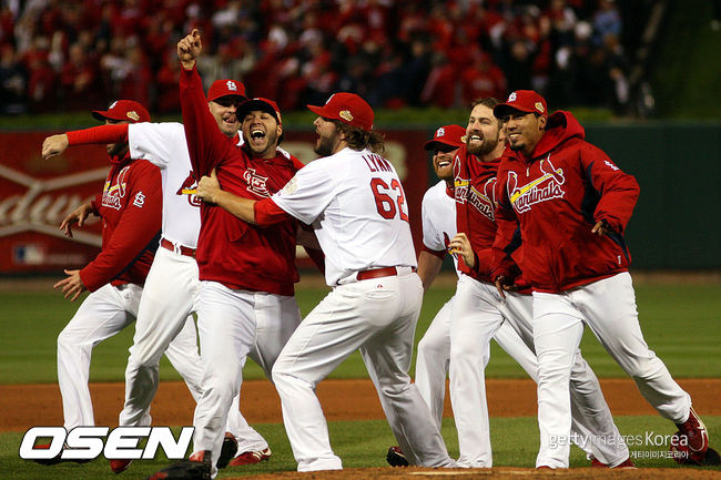 [사진] 2011년 세인트루이스 시절 월드시리즈 우승 확정 후 기뻐하는 랜스 린(가운데). ⓒGettyimages(무단전재 및 재배포 금지)