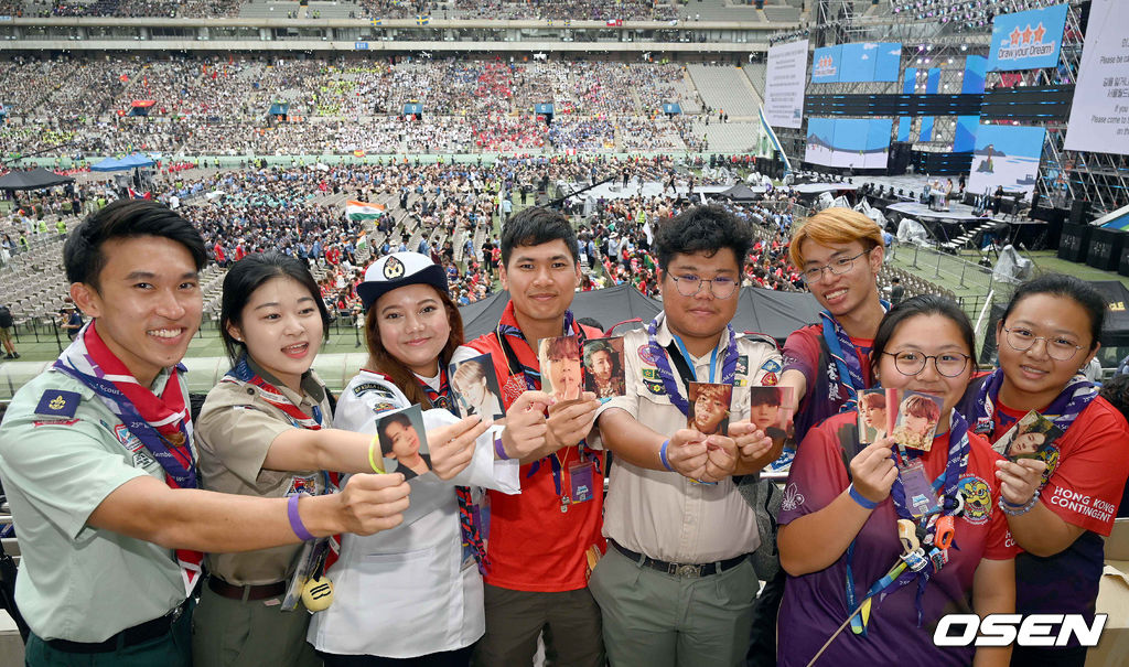 11일 오후 서울 마포구 서울월드컵경기장에서 ‘2023 새만금 세계스카우트잼버리 폐영식과 K팝 슈퍼 라이브 콘서트’가 열렸다.잼버리 대원들이 문화체육관광부에서 나눠준 방탄소년단(BTS) 포토카드를 들어보이고 있다. 2023.08.11 /rumi@osen.co.kr