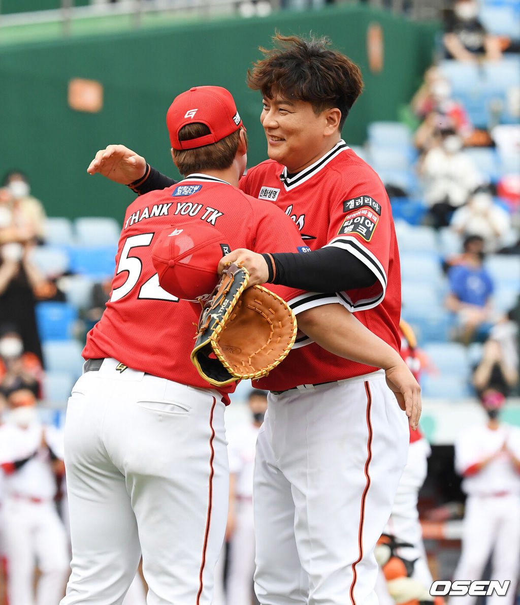 은퇴식에서 한화 김태균이 교체되며 노시환과 포옹을 하고 있다. 2021.05.29 /jpnews@osen.co.kr