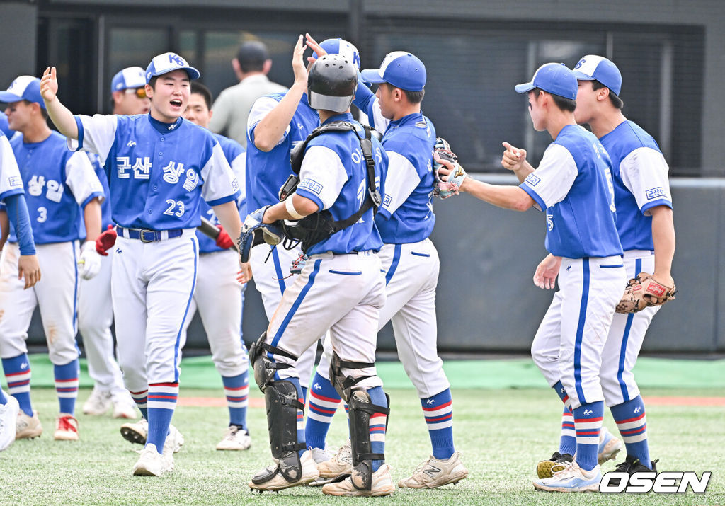 14일 오후 서울 목동야구장에서 제57회 대통령배 전국고교야구대회 결승전 군상상일고와 인천고의 경기가 진행됐다.6회초 2사 만루 군산 박현휘 투수가 인천고 이태오를 외야플라이 잡고 동료들의 축하를 받고 있다. 2023.08.14  / soul1014@osen.co.kr