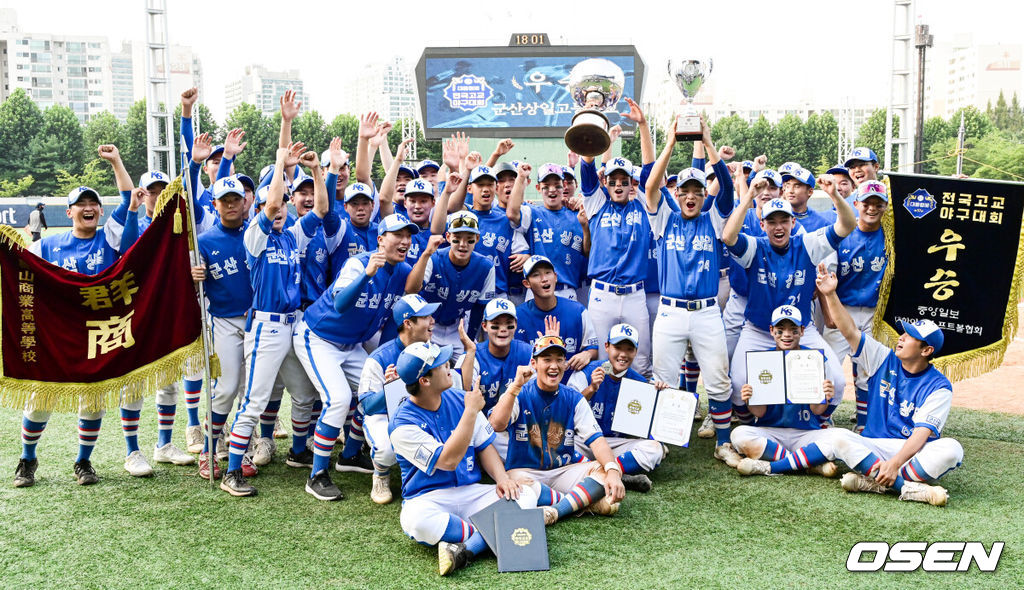 군산상일고등학교가 '역전의 명수'라는 별명답게 역전 끝내기 승리로 37년 만에 대통령배에서 우승을 차지했다.군산상일고는 14일 서울 목동구장에서 열린 ‘제57회 대통령배 전국고교야구대회’ 결승전에서 인천고를 만나 11-10 끝내기 승리를 거두며 우승을 차지했다. 1986년 이후 37년 만에 우승이자 역대 네 번째 대통령배 우승이다. 전국대회에서 우승을 차지한 것은 이번이 12번째로 2013년 봉황대기 우승 이후 10년 만에 전국대회 정상에 올랐다. 경기종료 후 우승팀 군산상일고 선수들이 포즈를 취하고 있다. 2023.08.14  / soul1014@osen.co.kr