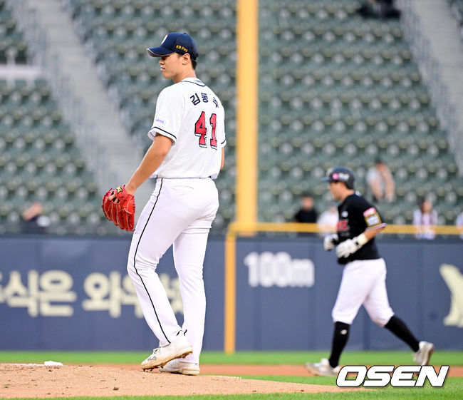 2회초 2사 2루 상황 KT 오윤석 타석 때 보크를 범한 두산 선발 김동주가 아쉬워하고 있다. 2023.08.16 / dreamer@osen.co.kr