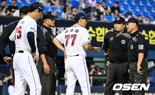 16일 오후 서울 잠실야구장에서 ‘2023 신한은행 SOL KBO리그’ 두산 베어스와 KT 위즈의 경기가 열렸다.3회말 2사 주자없는 상황 두산 정수빈의 스윙 아웃 상황을 두고 이승엽 감독이 심판진과 대화를 나누고 있다. 2023.08.16 / dreamer@osen.co.kr