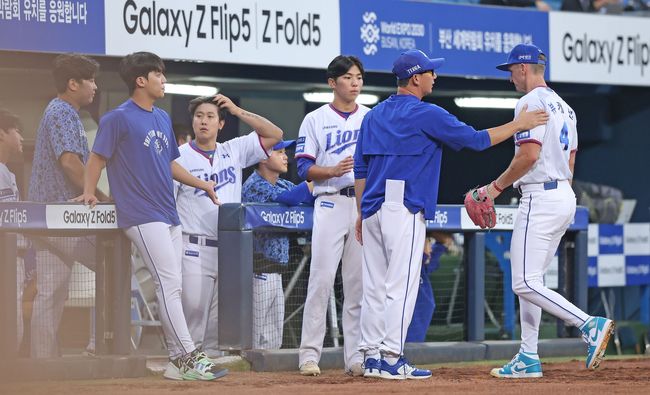 삼성 뷰캐넌이 16일 LG전 도중 목 근육통 부상으로 교체되고 있다. / 삼성 라이온즈 제공