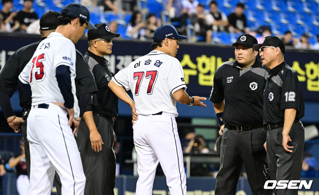 16일 오후 서울 잠실야구장에서 ‘2023 신한은행 SOL KBO리그’ 두산 베어스와 KT 위즈의 경기가 열렸다.3회말 2사 주자없는 상황 두산 정수빈의 스윙 아웃 상황을 두고 이승엽 감독이 심판진과 대화를 나누고 있다. 2023.08.16 / dreamer@osen.co.kr