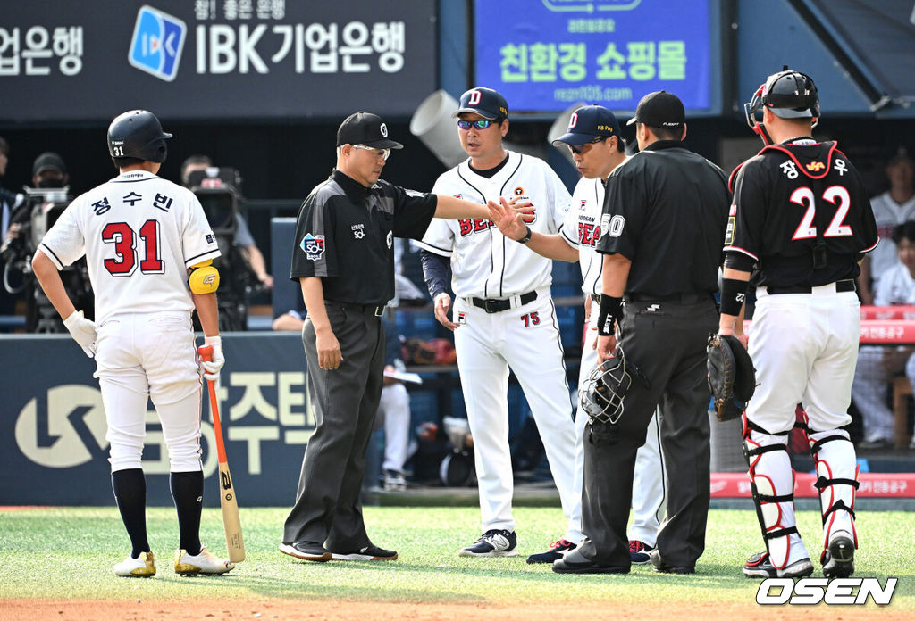 15일 오후 서울 잠실야구장에서 ‘2023 신한은행 SOL KBO리그’ 두산 베어스와 KT 위즈의 경기가 열렸다.1회말 무사에서 두산 이승엽 감독이 정수빈 스윙 판정에 대해 심판진과 이야기하고 있다. 2023.08.15 /sunday@osen.co.kr