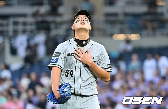 한화 이글스 선발투수 김서현이 1회초 1실점하고 아쉬워하고 있다. 2023.08.17 / foto0307@osen.co.kr