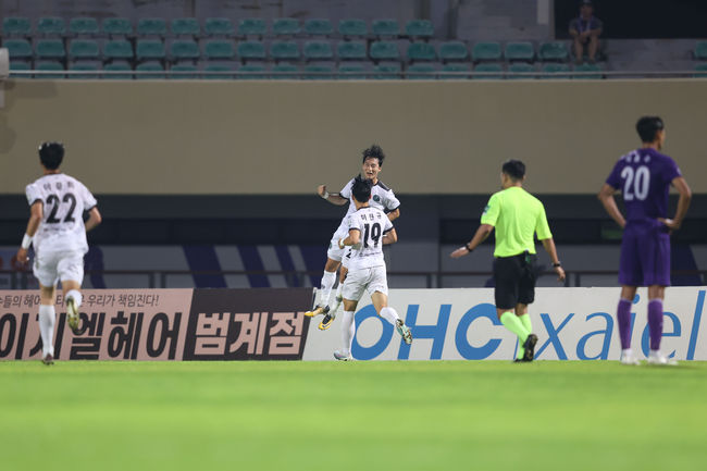 안양종합운동장/ K리그2/ FC안양 vs 안산그리너스FC/ 안산 윤주태 득점/ 골 세레머니/ 사진 윤경식