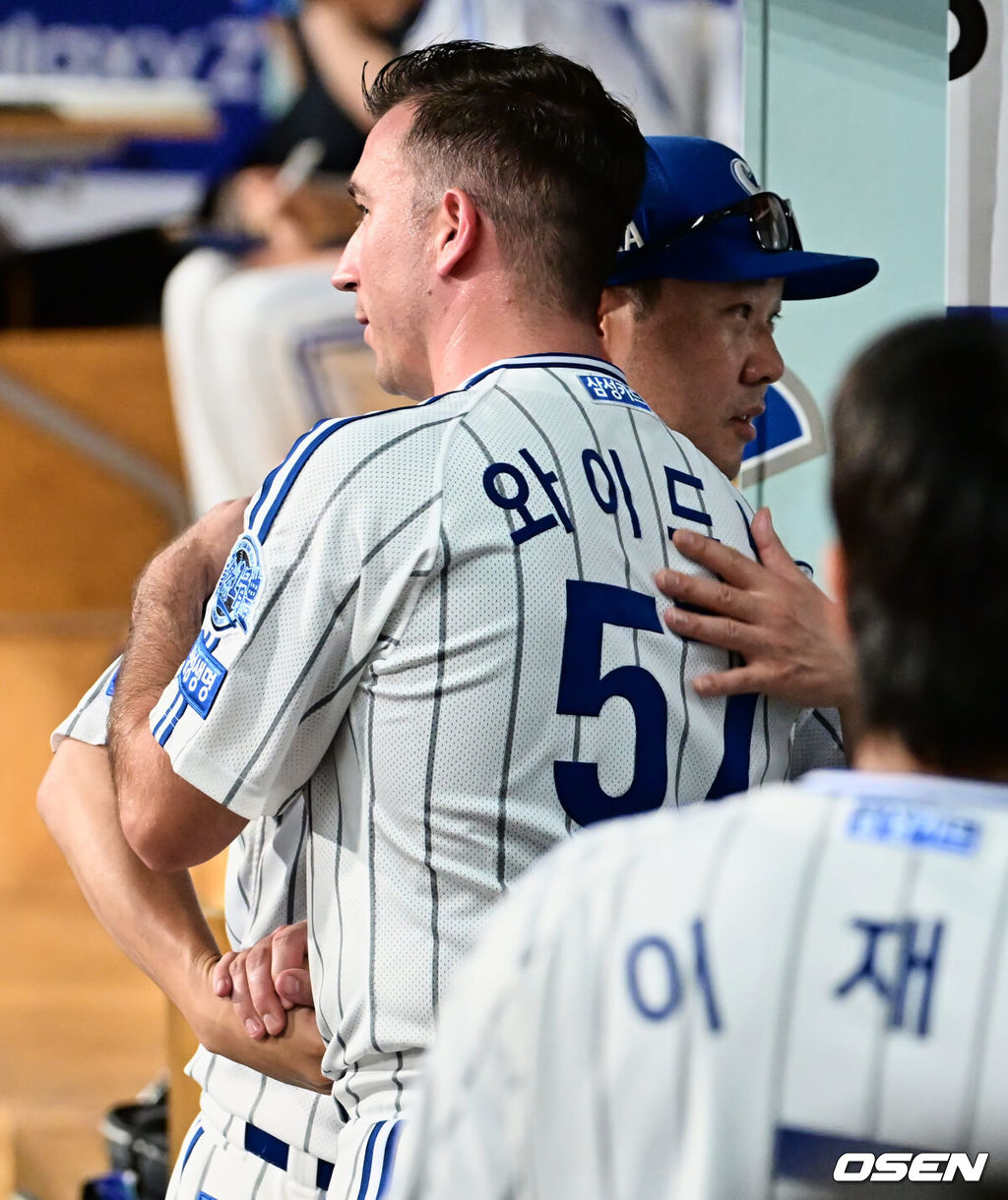 18일 대구 삼성라이온즈파크에서 2023 신한은행 SOL KBO리그 삼성 라이온즈와 KIA 타이거즈의 경기가 열렸다. 삼성 라이온즈 와이드너가 6회까지 무실점을 기록하고 박진만 감독과 기쁨을 나누고 있다. 2023.08.18 / foto0307@osen.co.kr