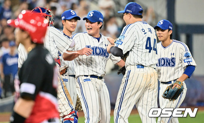 삼성 라이온즈 오승환이 KIA 타이거즈에 6-4 승리하며 390 세이브 기록을 세우고 강민호와 동료들의 축하를 받고 있다. 2023.08.20 / foto0307@osen.co.kr