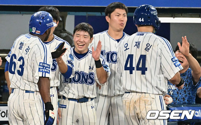 삼성 라이온즈 오재일과 피렐라가 6회말 2사 2,3루 김현준의 싹쓸이 2점 3루타 때 득점을 올리고 기뻐하고 있다. 2023.08.20 / foto0307@osen.co.kr