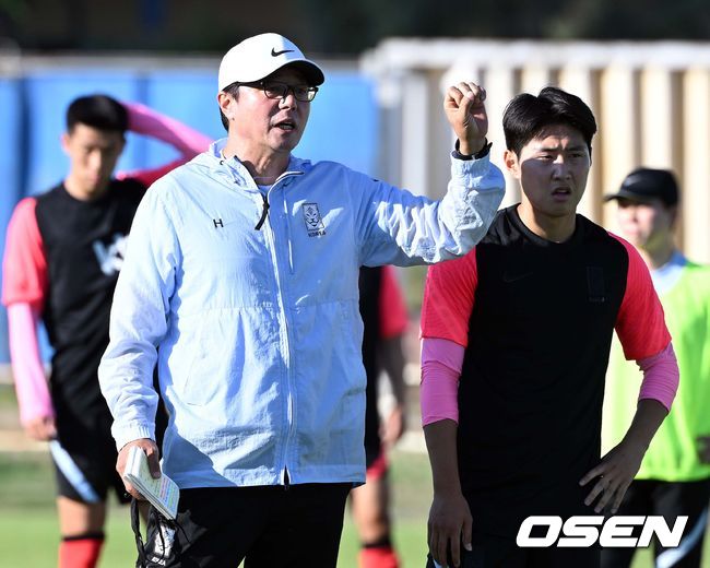  31일 오후(한국시간) 우즈베키스탄 키브레이에 위치한 키브레이 경기장(Kibray stadium)에서 황선홍 감독이 이끄는 23세 이하(U-23) 남자 축구대표팀이 ‘아시아축구연맹(AFC) U-23 아시안컵’을 앞두고 훈련을 진행했다.U-23 대표팀 황선홍 감독이 훈련을 지시하고 있다. 2022.05.31 /cej@osen.co.kr