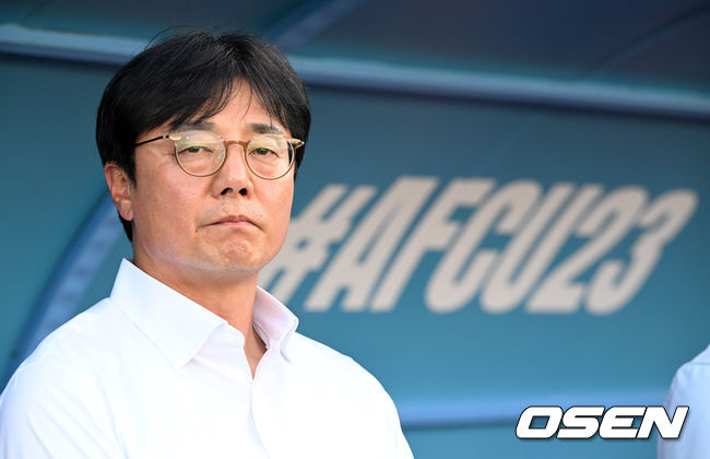 한국 황선홍 감독이 그라운드를 지켜보고 있다. 2022.06.02 /cej@osen.co.kr 