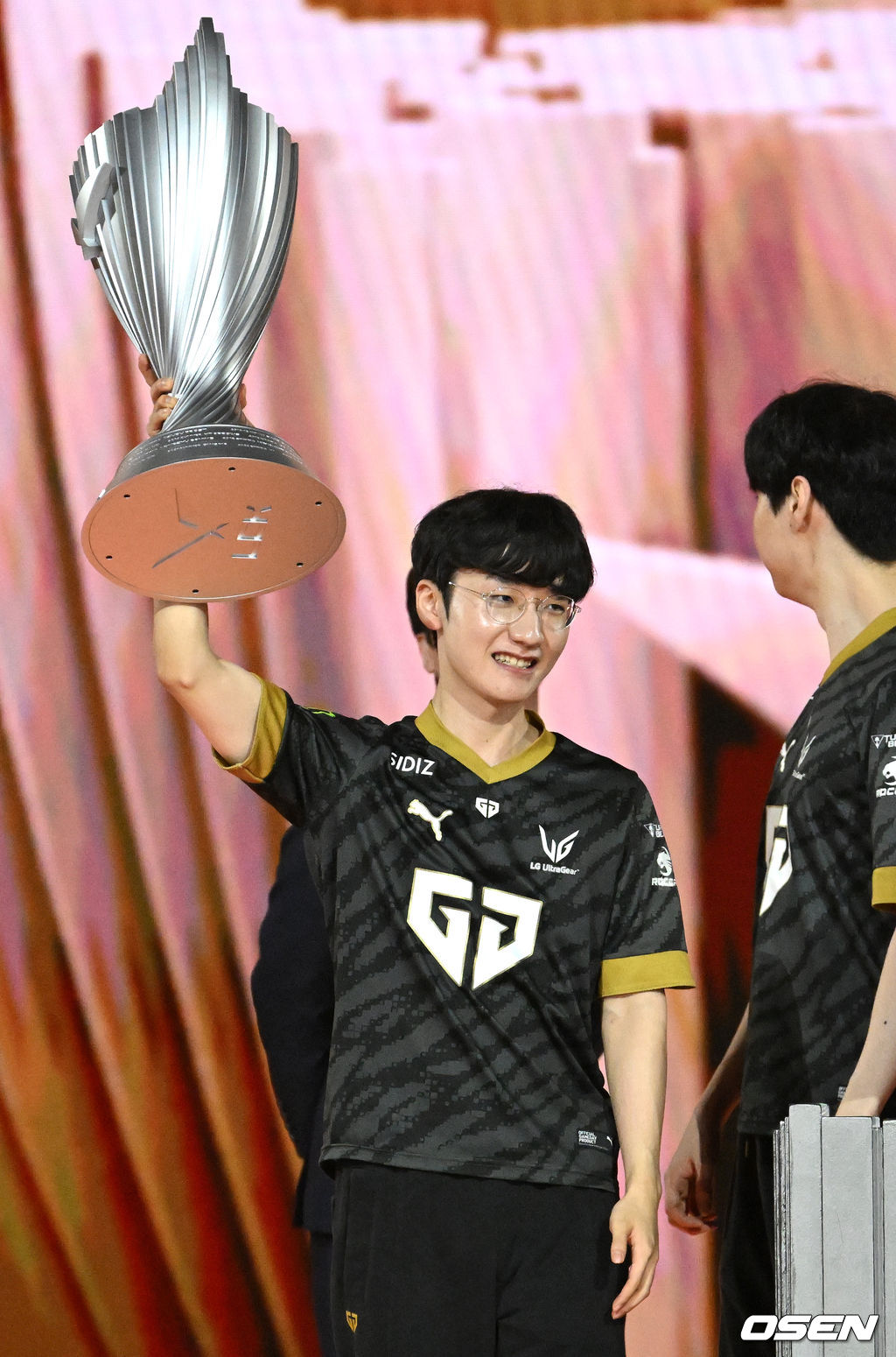 LCK 역사상 T1 이후로 두 번째로 4회 우승을 달성한 팀이 탄생했다. ‘디펜딩 챔프’ 젠지가 라이벌 T1을 꺾고 LCK 3연패에 성공하면서 ‘쓰리핏’을 달성했다.젠지는 20일 오후 대전시 대전컨벤션센터 제2전시장에서 열린 ‘2023 LOL 챔피언스 코리아(이하 LCK)’ 서머 결승전과 T1과 경기서 상체와 하체 선수 전원이 고르게 활약하면서 3-0 완승으로 우승컵을 세 시즌 연속 들어올렸다. 정규시즌 5위로 플레이오프를 시작해 도장깨기에 임했던 T1은 최종 관문인 결승전서 숙적 젠지의 벽을 넘지 못하고 준우승에 만족해야 했다.젠지 '피넛' 한왕호가 우승트로피를 들고 환호하고 있다. 2023.08.20 /sunday@osen.co.kr