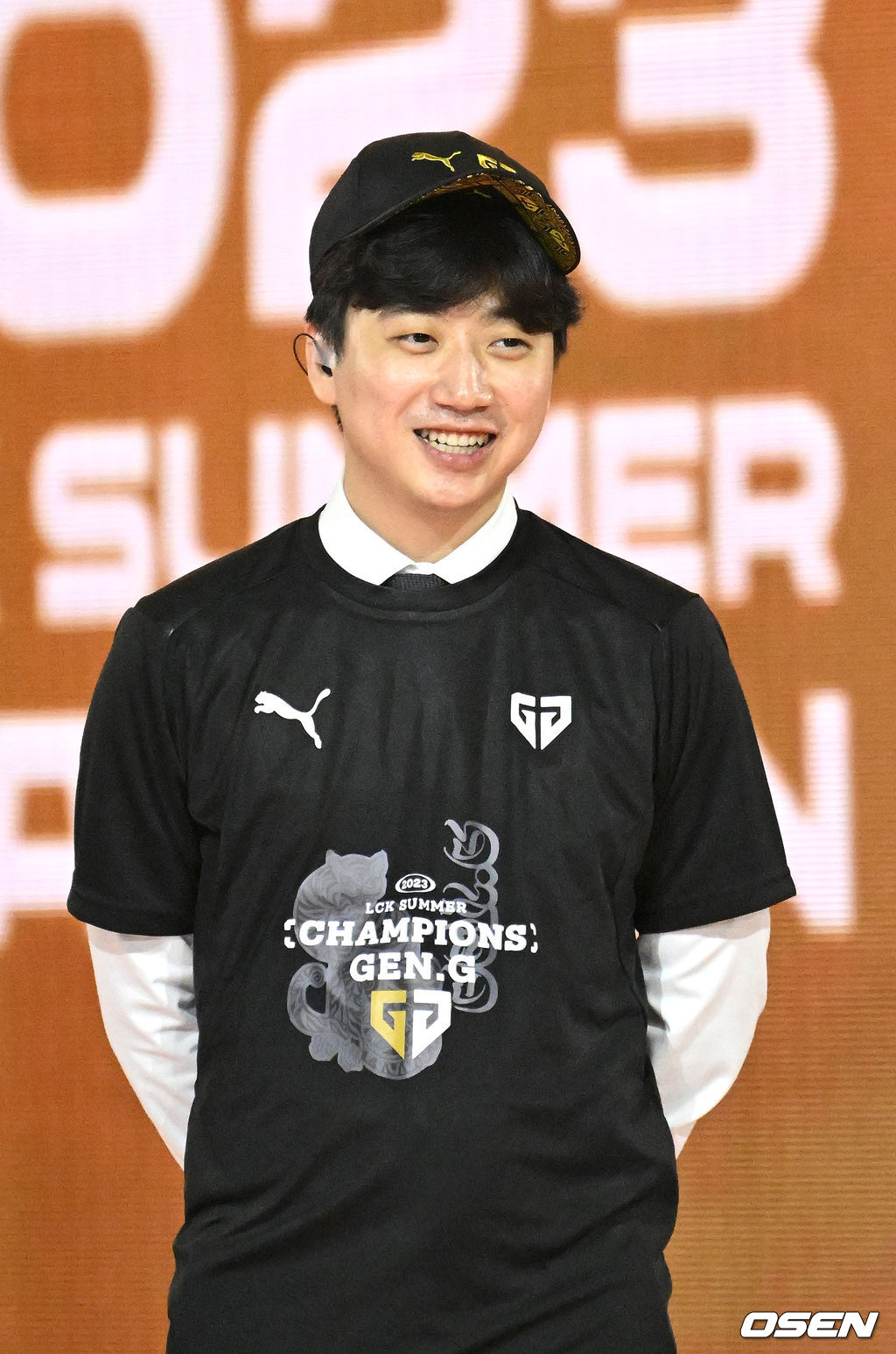 LCK 역사상 T1 이후로 두 번째로 4회 우승을 달성한 팀이 탄생했다. ‘디펜딩 챔프’ 젠지가 라이벌 T1을 꺾고 LCK 3연패에 성공하면서 ‘쓰리핏’을 달성했다.젠지는 20일 오후 대전시 대전컨벤션센터 제2전시장에서 열린 ‘2023 LOL 챔피언스 코리아(이하 LCK)’ 서머 결승전과 T1과 경기서 상체와 하체 선수 전원이 고르게 활약하면서 3-0 완승으로 우승컵을 세 시즌 연속 들어올렸다. 정규시즌 5위로 플레이오프를 시작해 도장깨기에 임했던 T1은 최종 관문인 결승전서 숙적 젠지의 벽을 넘지 못하고 준우승에 만족해야 했다.젠지 고동빈 감독이 인터뷰 중 미소짓고 있다. 2023.08.20 /sunday@osen.co.kr