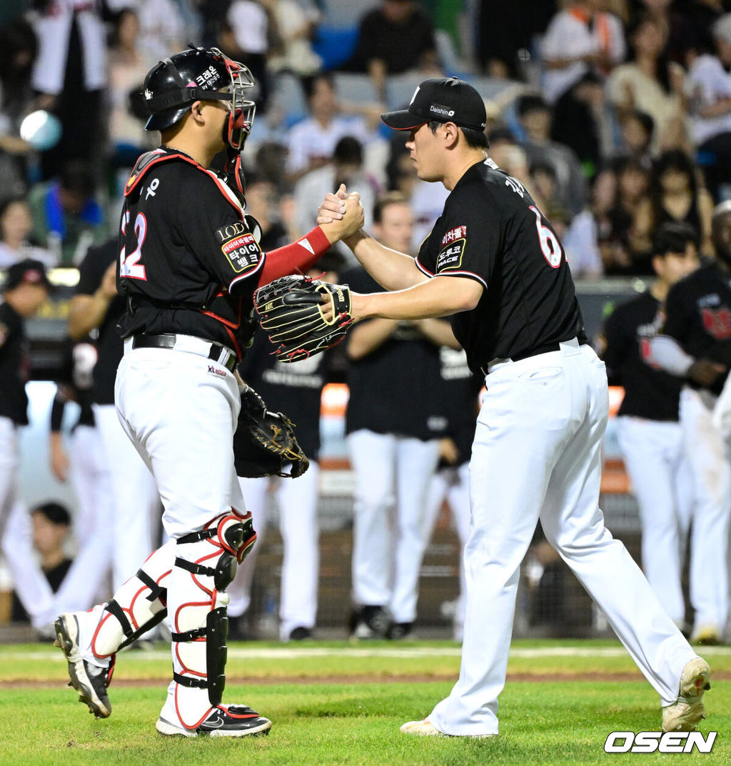 9회말 마운드에 올라 경기를 마무리지은 KT 투수 김재윤과 포수 장성우가 인사를 나누고 있다. 2023.08.20 / dreamer@osen.co.kr