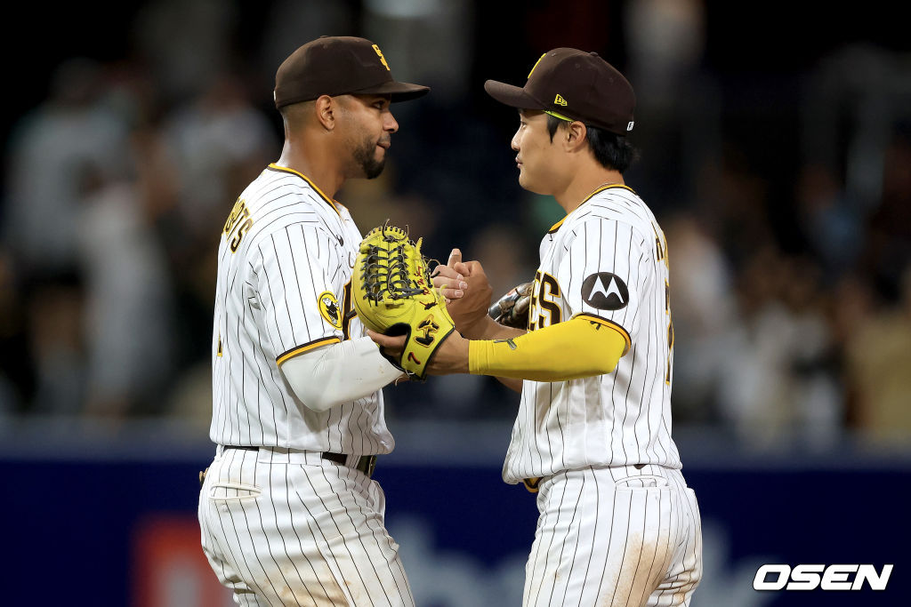 [사진] 샌디에이고 파드리스 김하성(오른쪽)이 잰더 보가츠와 승리의 기쁨을 나누고 있다. ⓒGettyimages(무단전재 및 재배포 금지)