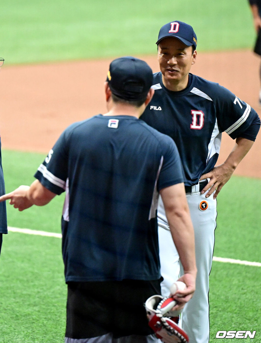 22일 오후 서울 고척스카이돔에서 ‘2023 신한은행 SOL KBO리그’ 키움 히어로즈와 두산 베어스의 경기가 열린다.경기를 앞두고 진행된 훈련에서 부상을 털고 1군에 복귀한 두산 양의지가 이승엽 감독과 대화를 나누고 있다. 2023.08.22 / dreamer@osen.co.kr