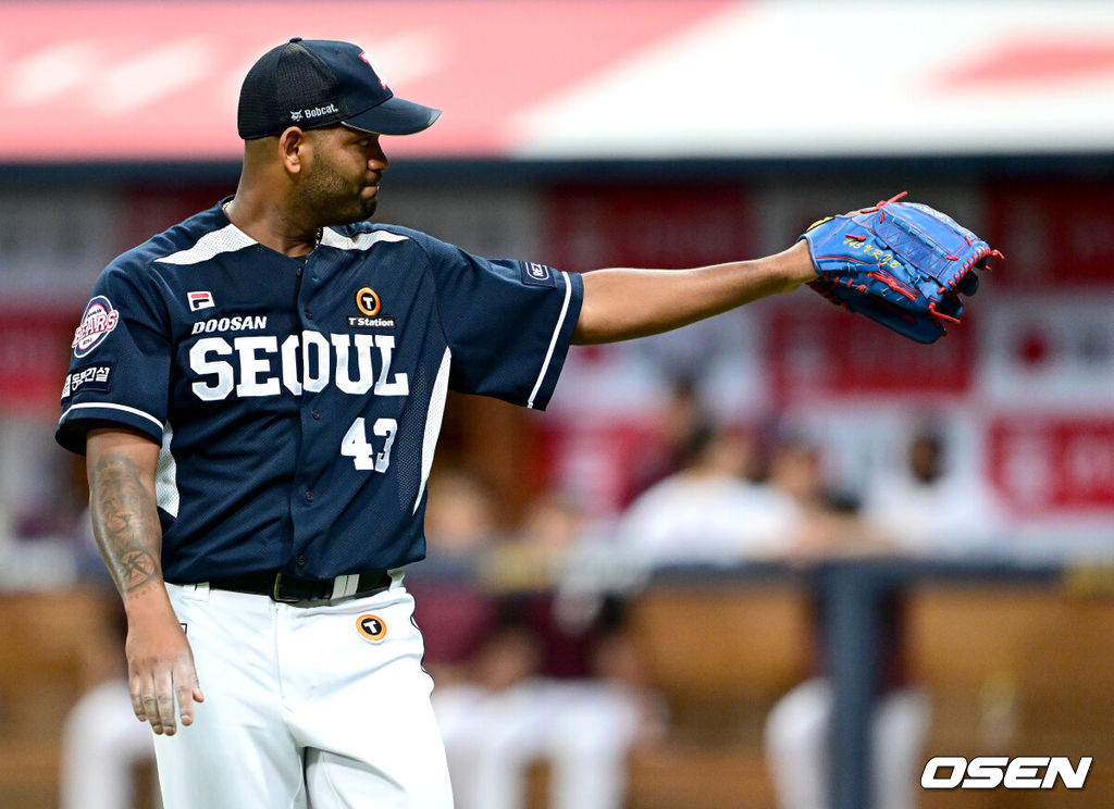 22일 오후 서울 고척스카이돔에서 ‘2023 신한은행 SOL KBO리그’ 키움 히어로즈와 두산 베어스의 경기가 열렸다.7회말 키움 공격을 삼자범퇴로 막아낸 두산 선발 선발 알칸타라가 더그아웃으로 향하며 포수 장승현을 향해 인사 전하고 있다. 2023.08.22 / dreamer@osen.co.kr