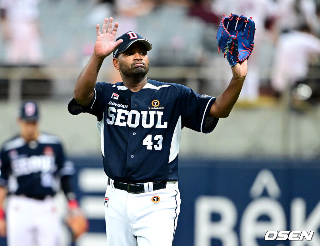 22일 오후 서울 고척스카이돔에서 ‘2023 신한은행 SOL KBO리그’ 키움 히어로즈와 두산 베어스의 경기가 열렸다.6회말 무사 선두타자로 나선 키움 김혜성의 강습 타구를 처리한 두산 선발 알칸타라가 더그아웃을 향해 괜찮다는 제스처를 보내고 있다. 2023.08.22 / dreamer@osen.co.kr