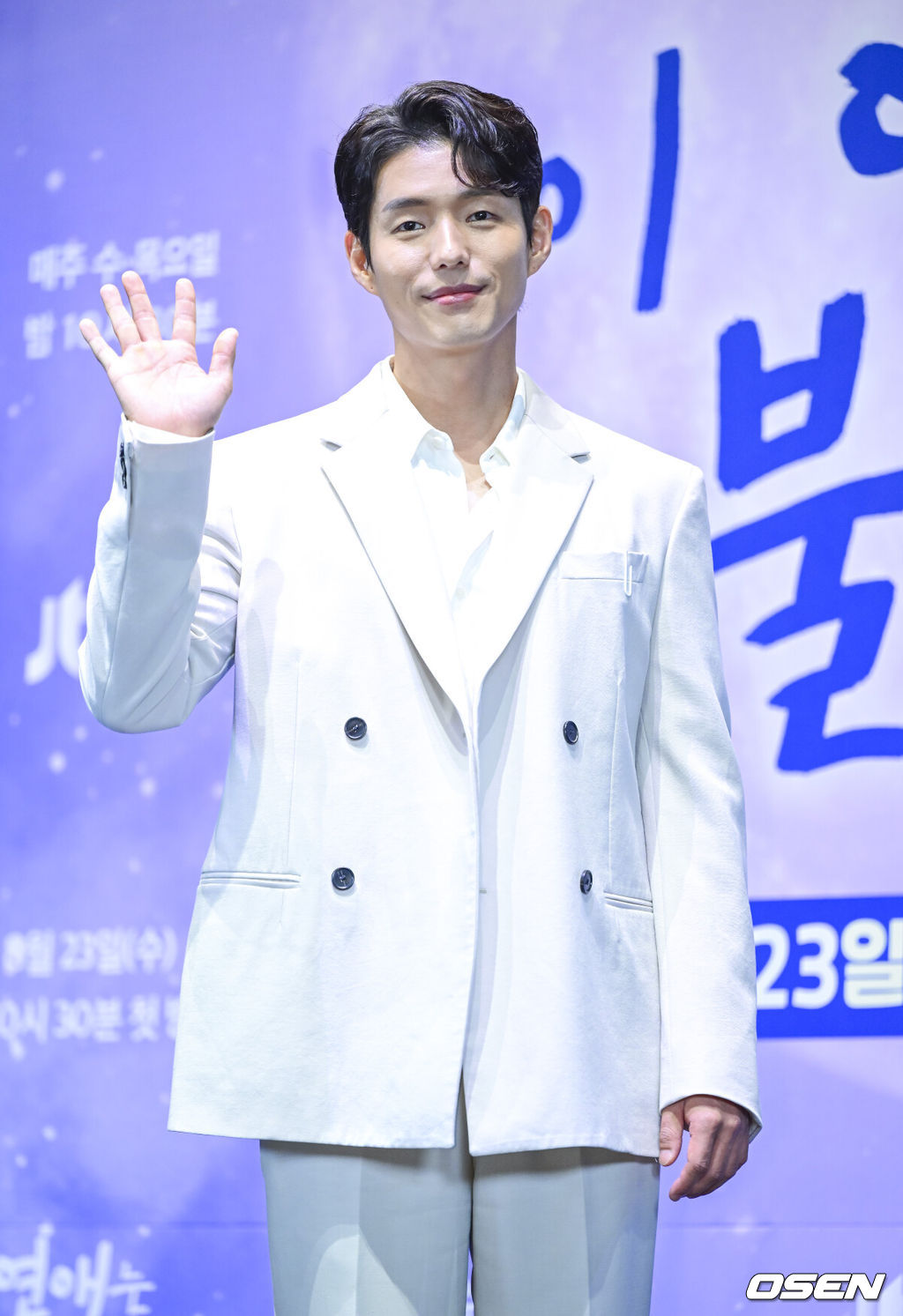 23일 오후 서울 신도림 라마다에서 JTBC 새 수목드라마 ‘이 연애는 불가항력’ 제작발표회가 열렸다.드라마 ‘이 연애는 불가항력’은 3백여 년 전 철저히 봉인되었던 금서를 얻게 된 말단 공무원 이홍조(조보아)와 그 금서의 희생양이 된 변호사 장신유(로운)의 불가항력적 로맨스다. 배우 하준이 포토타임을 하고 있다. 2023.08.23 / dreamer@osen.co.kr