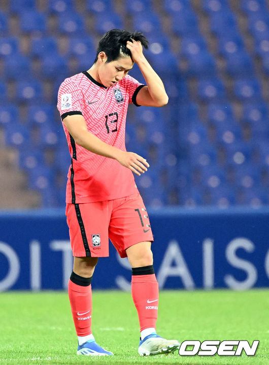  한국이 일본에 패배 수모를 당했다.황선홍 감독이 이끄는 한국 23세 이하(U23) 축구대표팀은 12일 오후 10시(한국시간) 우즈베키스탄 타슈켄트에 위치한 팍타코르 스타디움에서 일본 21세 이하(U21) 대표팀과 '2022 아시아축구연맹(AFC) U23 아시안컵' 8강전을 치러 0-3으로 패했다.경기 종료 후 한국 이강인이 아쉬워하고 있다. 2022.06.12 /cej@osen.co.kr