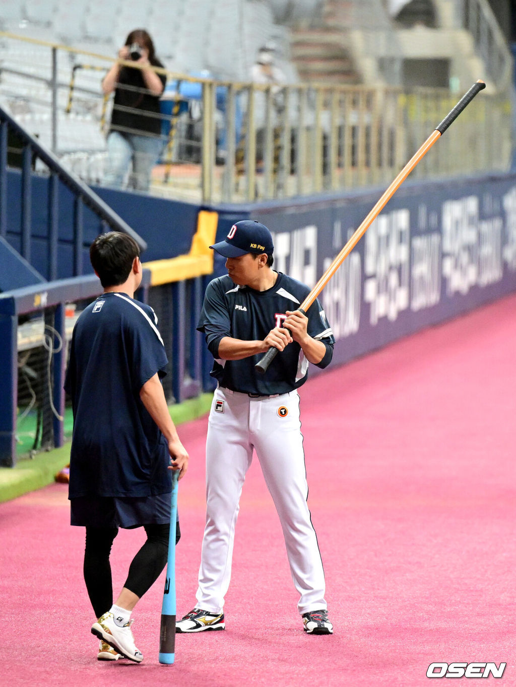 22일 오후 서울 고척스카이돔에서 ‘2023 신한은행 SOL KBO리그’ 키움 히어로즈와 두산 베어스의 경기가 열린다.경기를 앞두고 진행된 훈련에서 두산 이승엽 감독과 정수빈이 대화를 나누고 있다. 2023.08.22 / dreamer@osen.co.kr