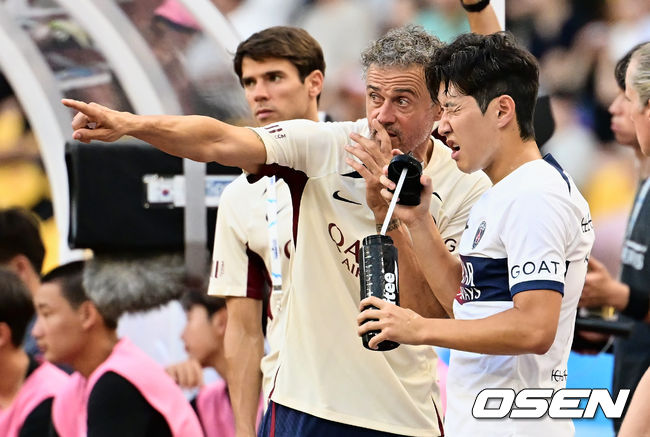 파리 생제르맹 FC 이강인이 교체를 앞두고 루이스 엔리케 감독과 얘기하고 있다. 2023.08.03 / foto0307@osen.co.kr